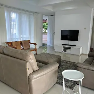 Family Only Mountain View - De Reiz Adya Syariah 4br * Bandung