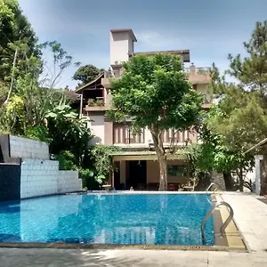 Hotel La Oma & Cafe