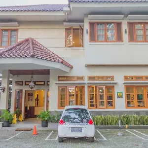 Reddoorz Near Simpang Dago 2 Guest house 2*