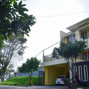 Nyaraló Rumah Kuning *