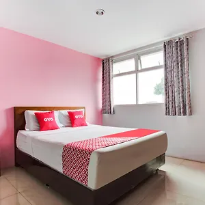 Super Oyo Collection O 3876 The Aurora Lembang