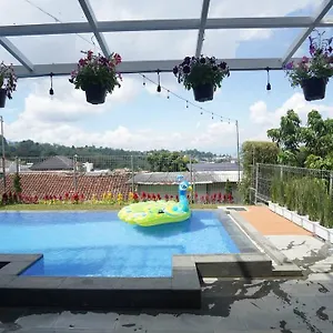 Beautiful 4 Bedroom In Dago +private Pool Villa Bandung