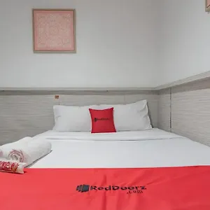 Reddoorz At Arwiga Near Rs Hasan Sadikin 2* Bandung