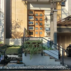 Casa Ciumbuleuit - Spacious 3 Beds Townhouse Apartment Bandung