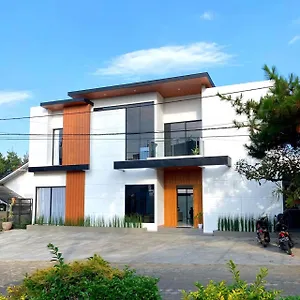 Lenis Villa Bandung