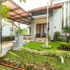 Villa Family Only Private Pool - De Reiz Mawar Syariah 3br Bandung