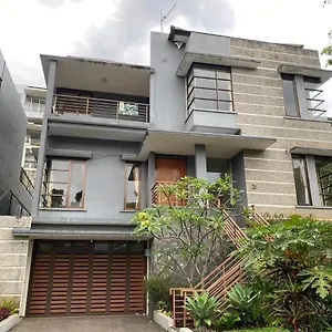 Family Only Cozy On Of - De Reiz Iris Syariah 4br * Bandung
