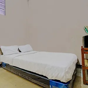 Oyo Life 92709 Kost Teras Cikapundung Syariah Отель 2*
