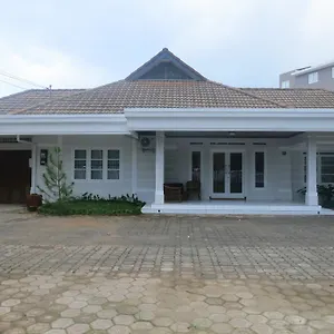 Elenor's At Eyckman Bandung