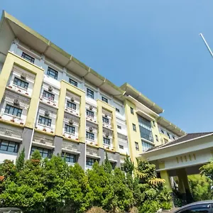 Capital O 1010 Isola Hotel Bandung